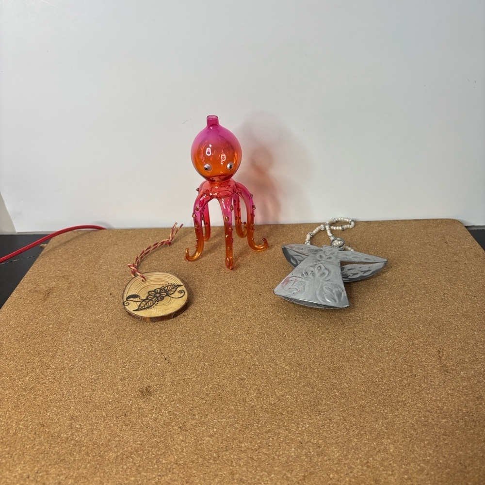 3/$15 Colourful Glass Octopus Figurine Wooden Disc